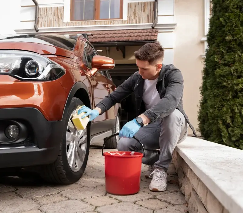 Lavage auto à domicile Bain-de-Bretagne : professionnel intervenant sur un véhicule